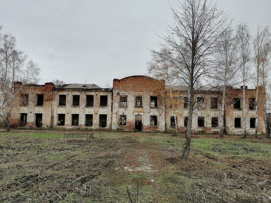 Нежилое здание ОКН "Училище сельскохозяйственное (школа садоводства и огородничества)" (1211,4 кв.м) на земельном участке (6595 кв.м.)