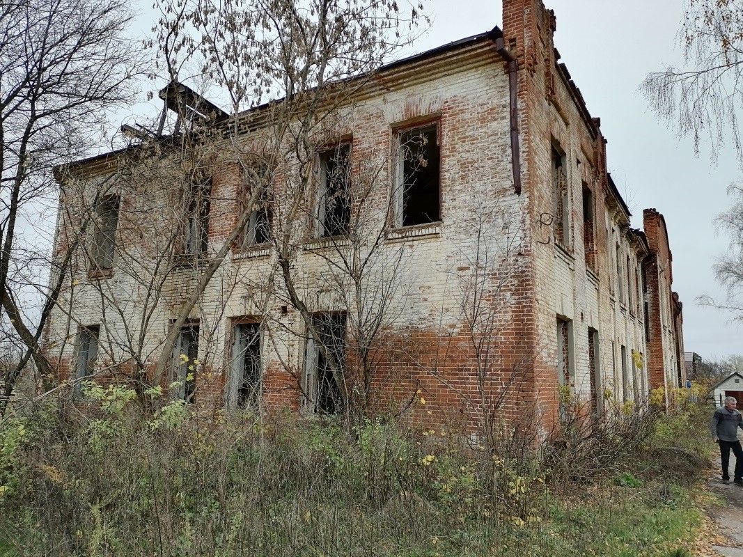 Нежилое здание ОКН "Училище сельскохозяйственное (школа садоводства и огородничества)" (1211,4 кв.м) на земельном участке (6595 кв.м.)