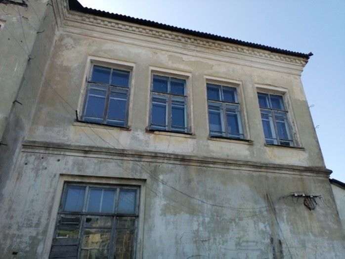 Нежилое здание ОКН "Комплекс Высшего Начального училища" (1032,9 кв.м) на земельном участке (1845 кв.м.)