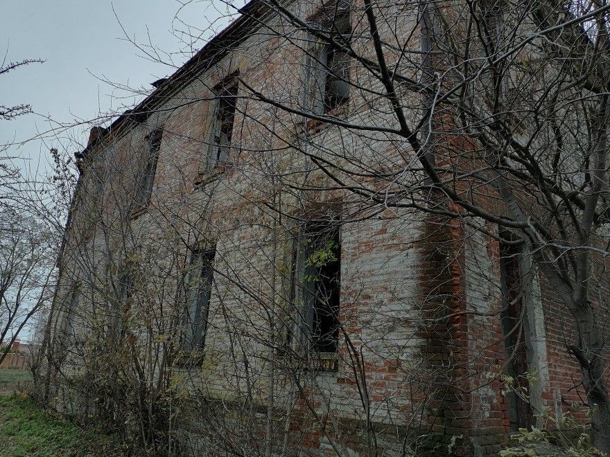 Нежилое здание ОКН "Училище сельскохозяйственное (школа садоводства и огородничества)" (1211,4 кв.м) на земельном участке (6595 кв.м.)